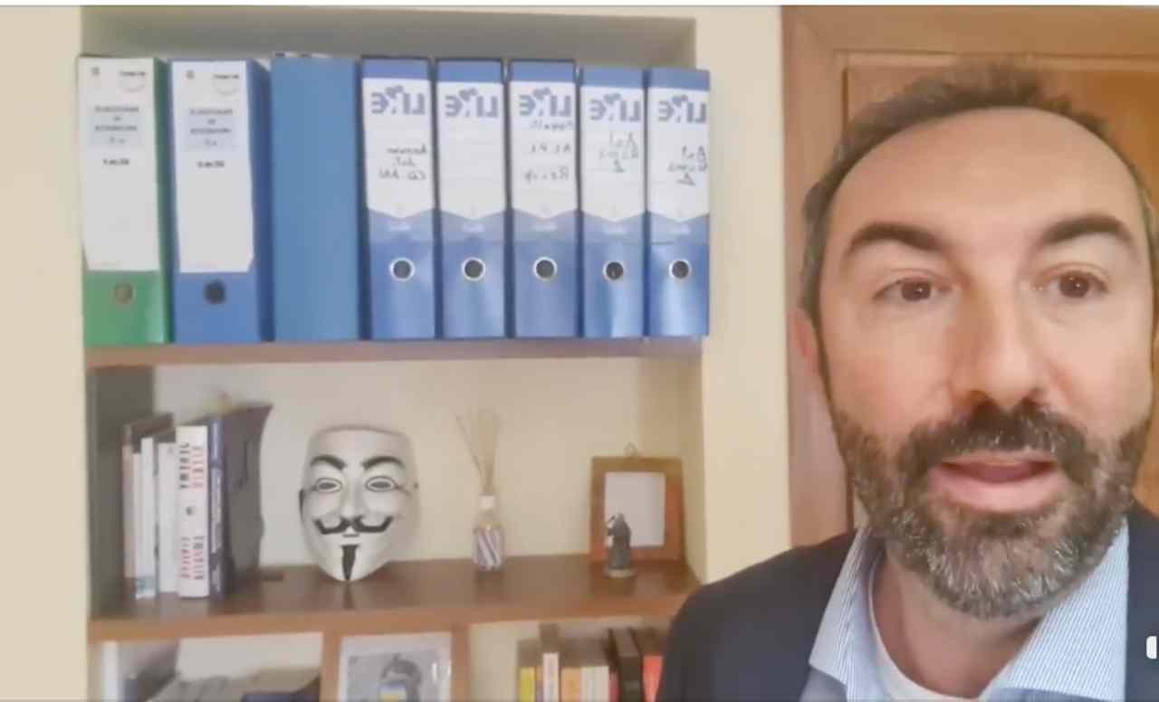 Il Consigliere Davide Barillari nel suo ufficio della Regione Lazio che ha occupato