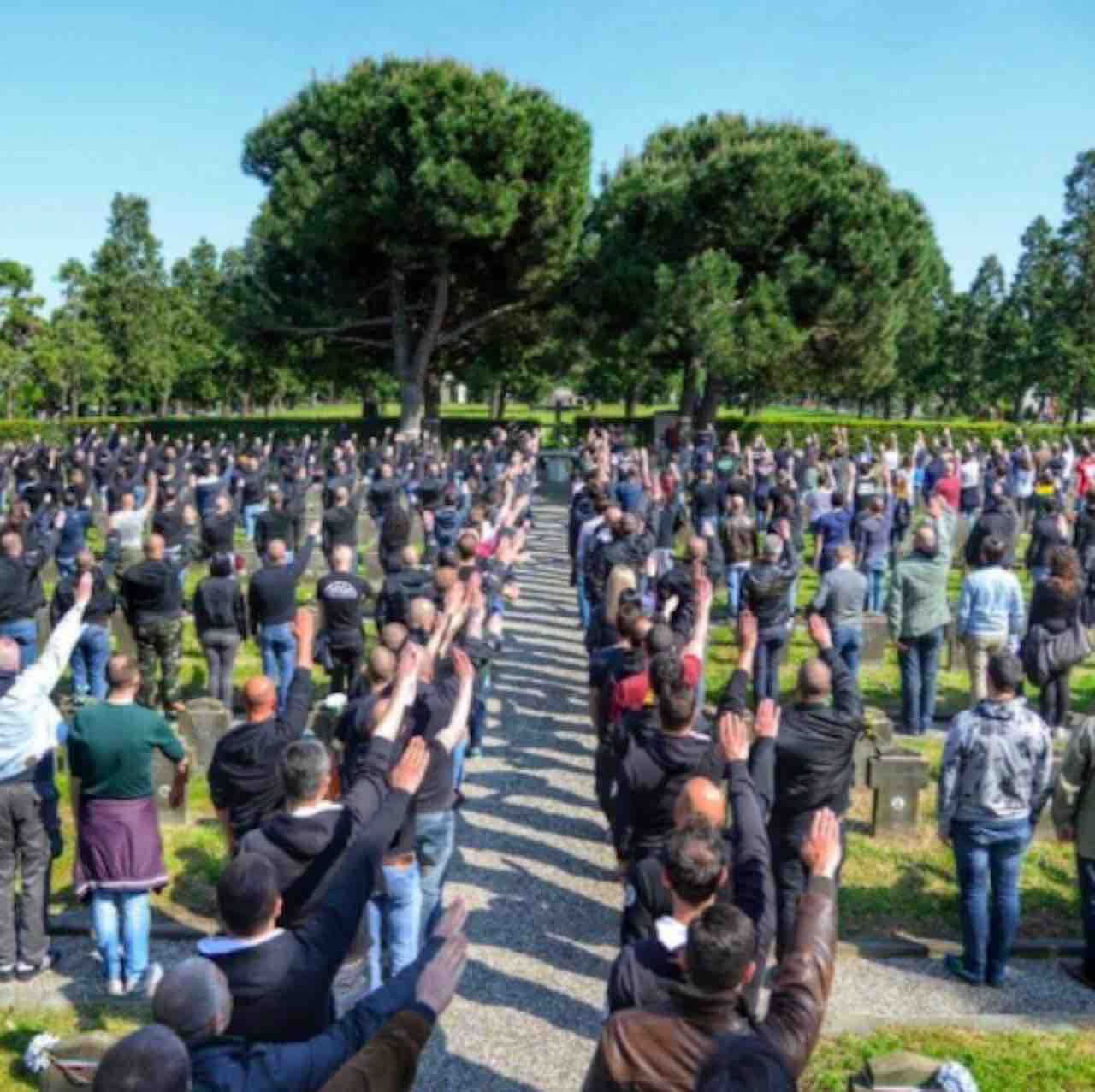 Saluti romani al cimitero Maggiore di Mialano