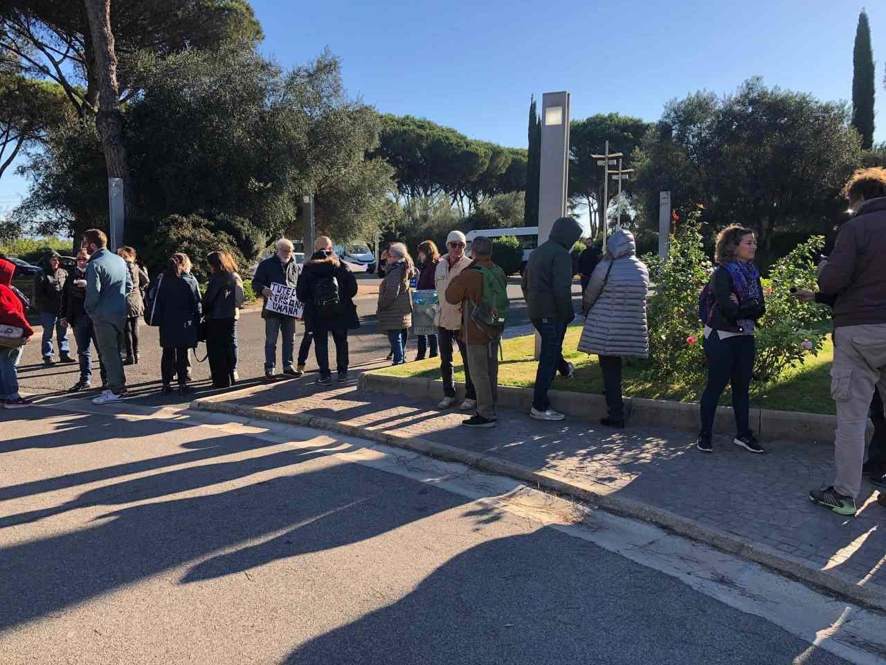 La piccola folla riunita fuori dal Consiglio Regionale del Lazio a sostegno di Barillari