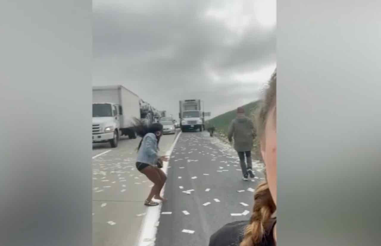 Banconote perse su autostrada della California 