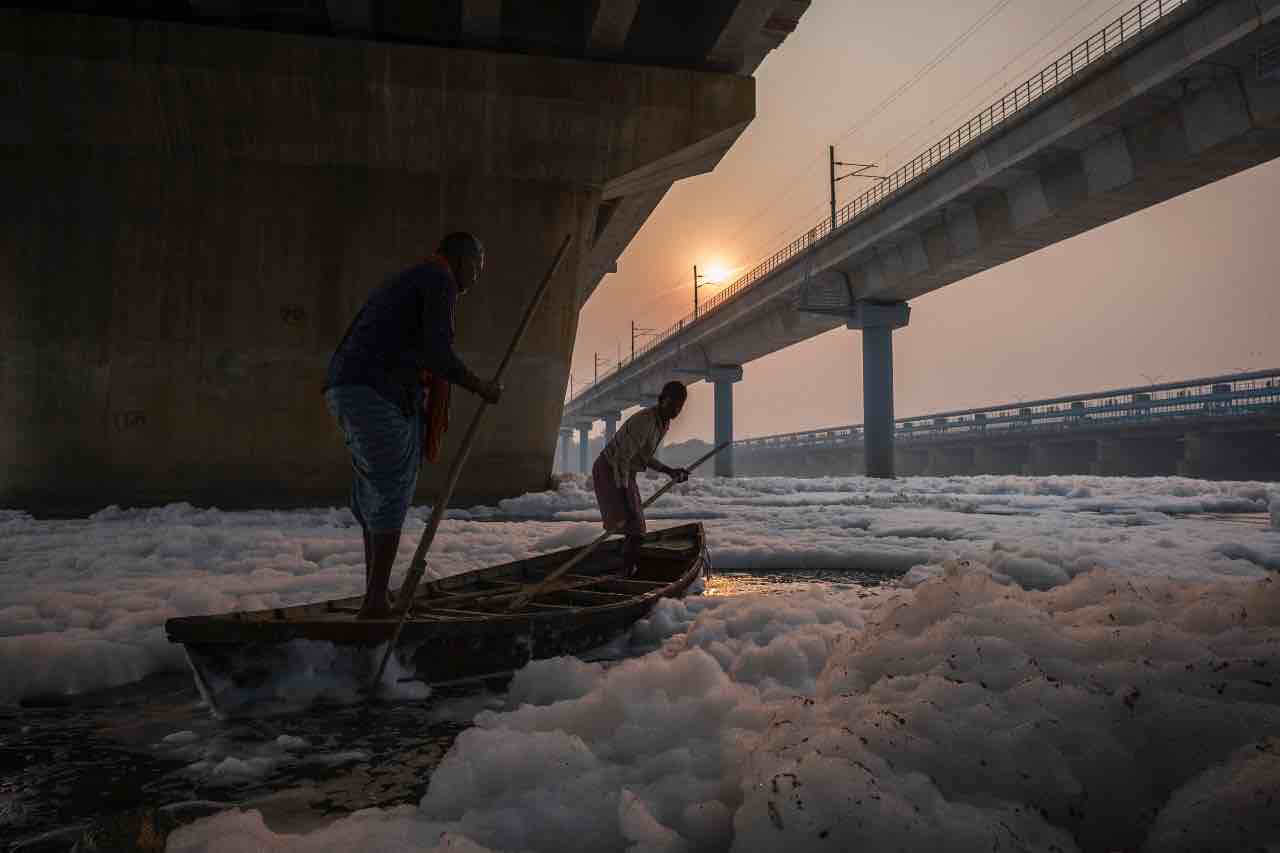 Schiuma tossica fiume India 