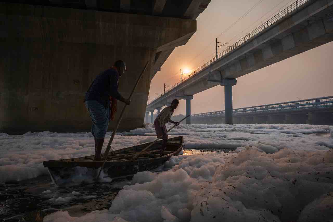 Schiuma tossica fiume India