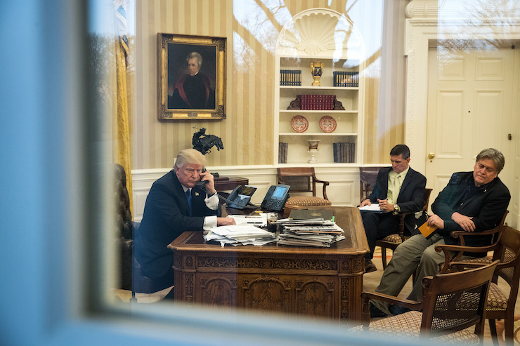 Steve Bannon e Donald Trump nello studio ovale della Casa Bianca