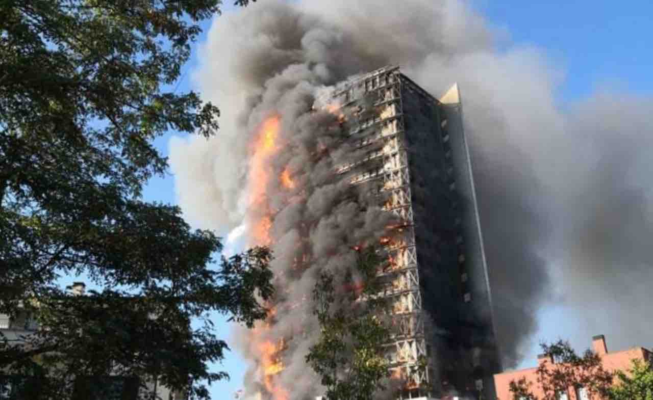 Incendio Torre Moro Milano