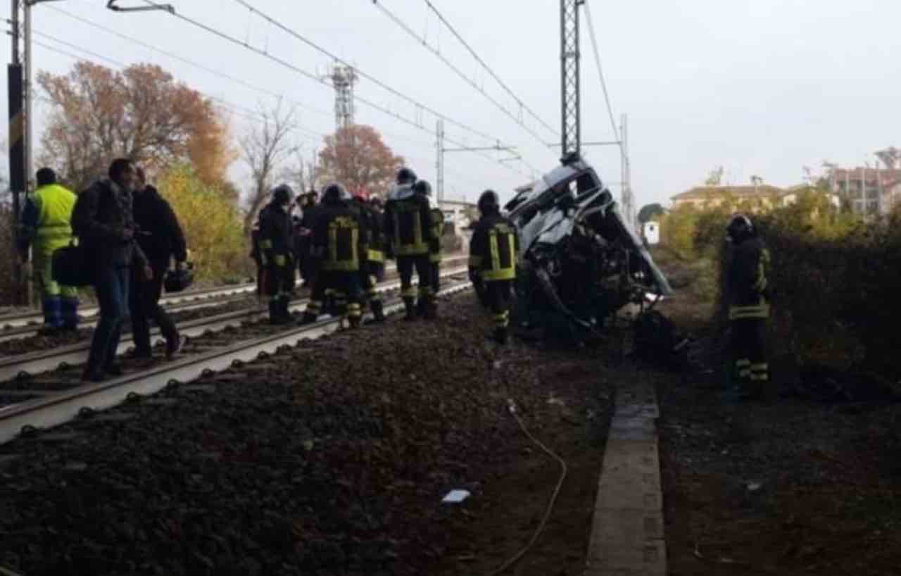 Incidente treno bus Parma 