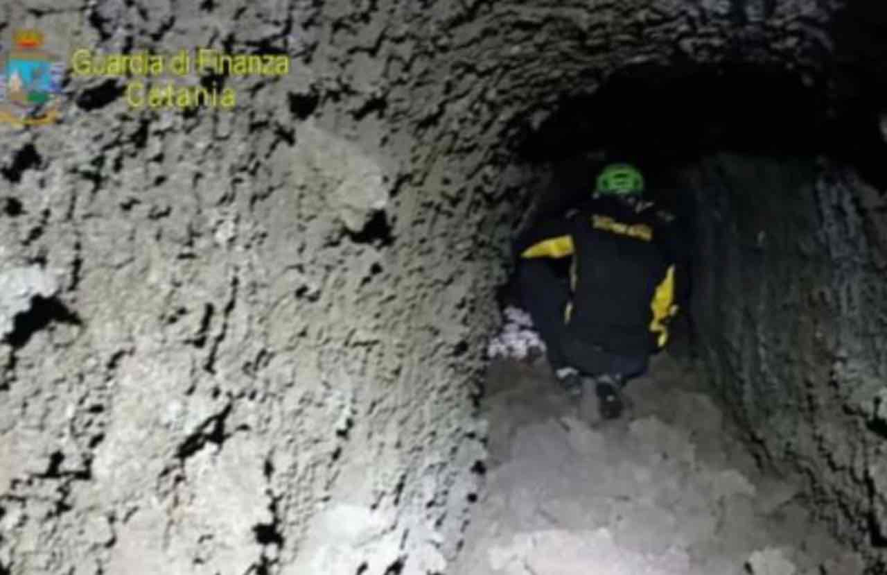 Resti uomo grotta Etna