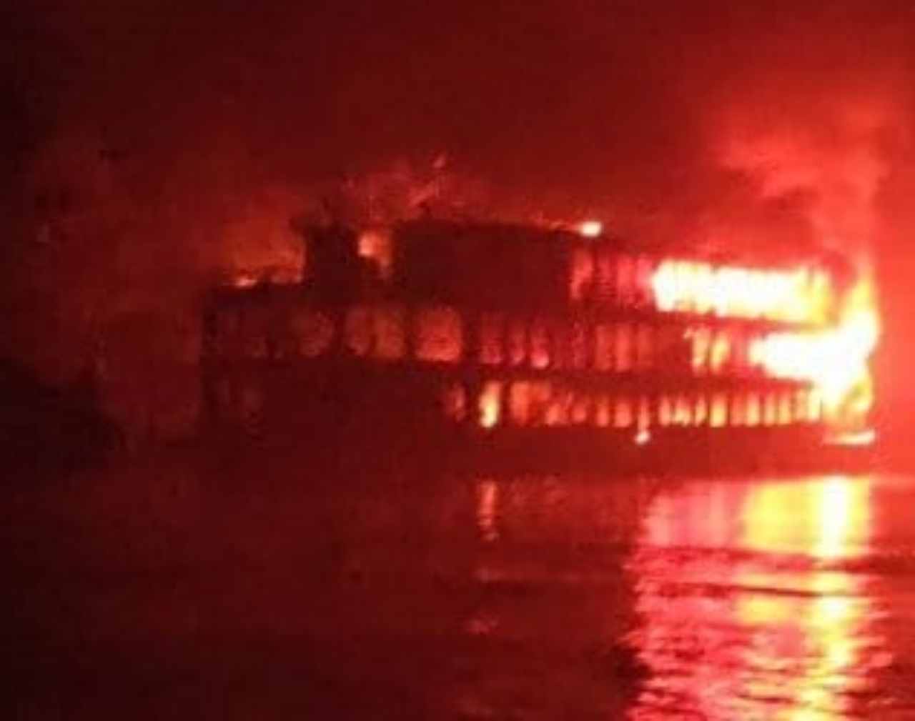 Incendio Bangladesh traghetto