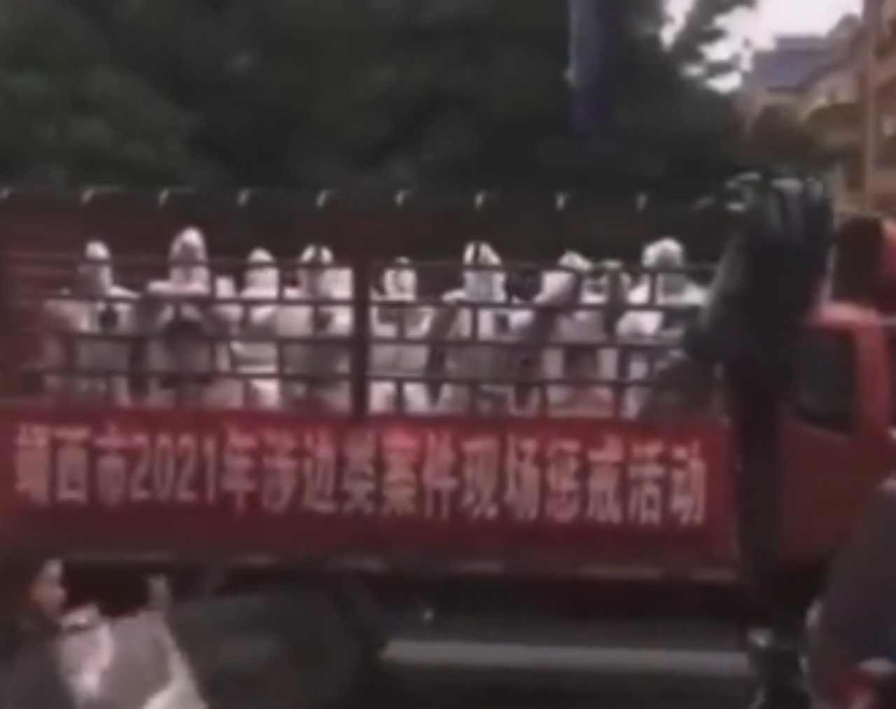 Migranti illegali Cina piazza polizia