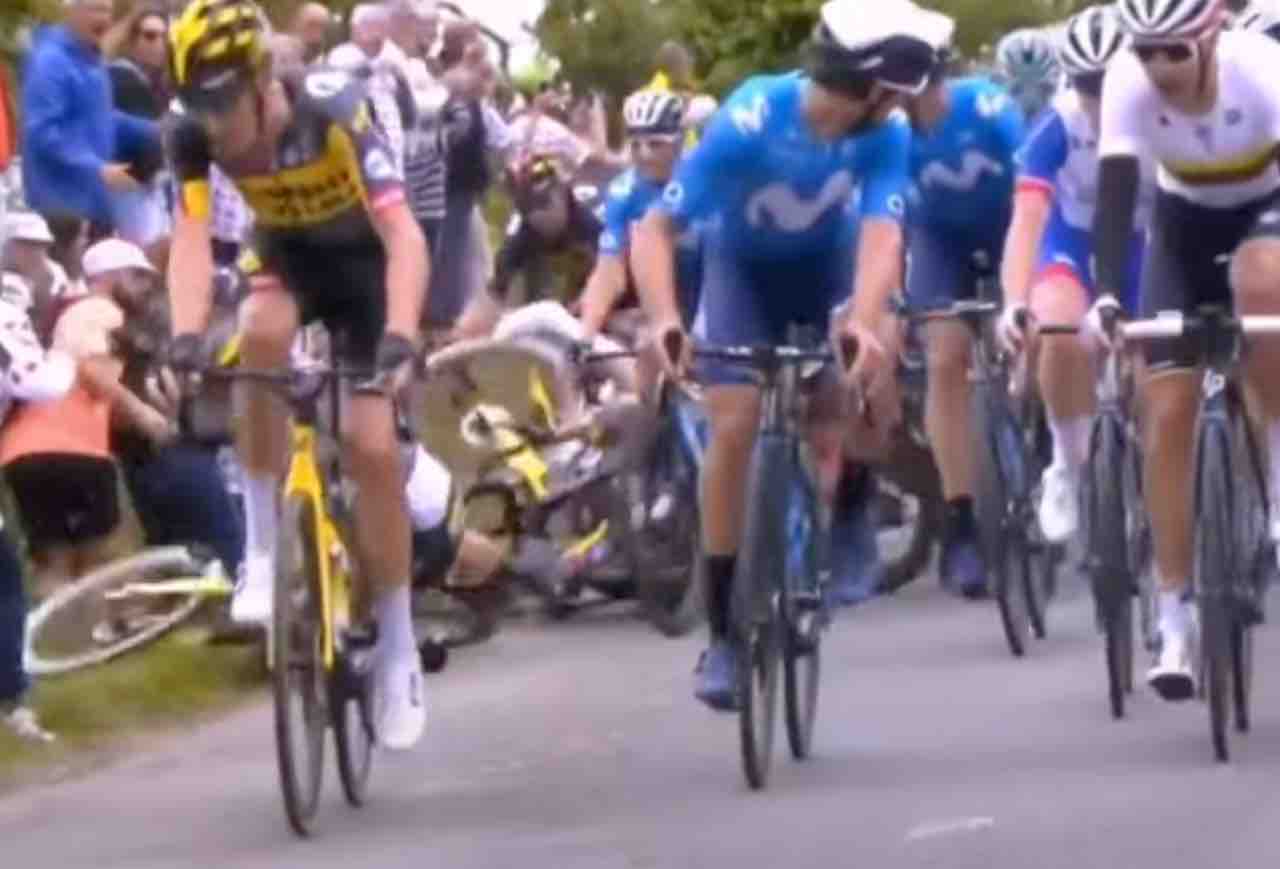 Tour de France 2021 cartellone ciclisti caduta 