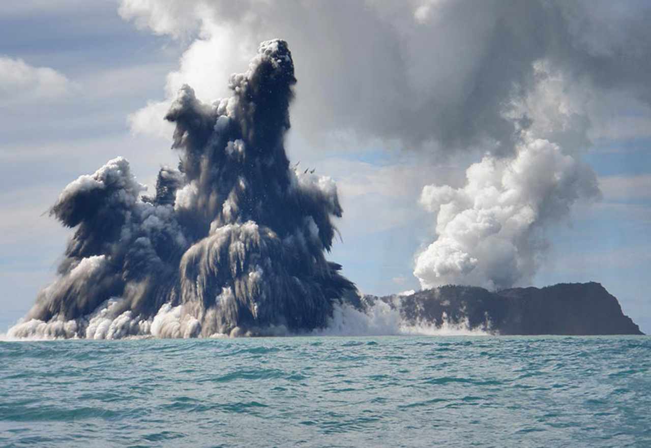 Eruzione a Tonga, allerta tsunami nel sud Pacifico. Cosa è accaduto