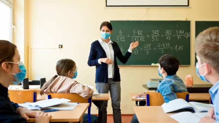 La prof non indossa la mascherina e gli studenti si ribellano
