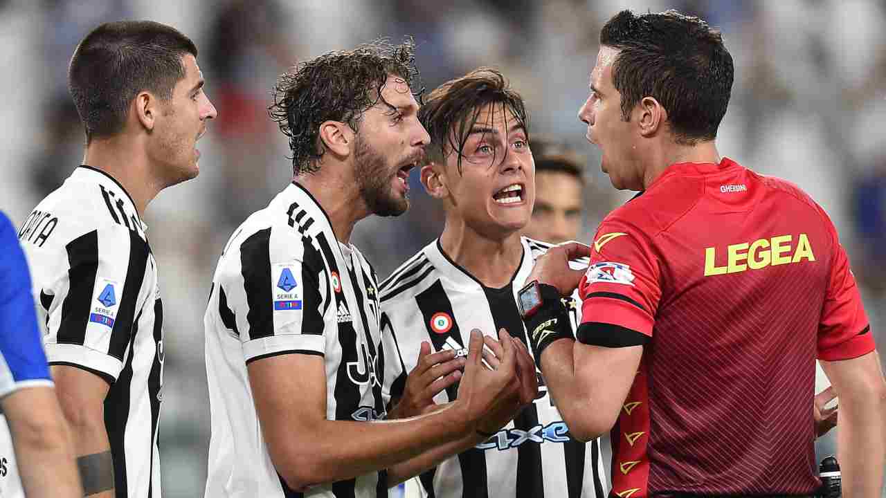 L'arbitro di Juventus Empoli mentre parla con dei giocatori