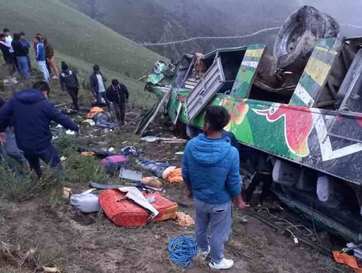 Perù incidente autobus burrone