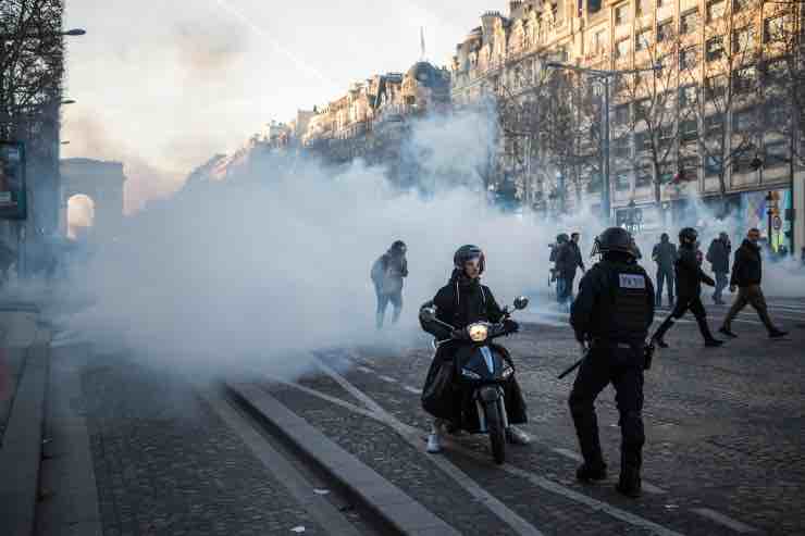 Proteste Parigi Covid convoglio della libertà 
