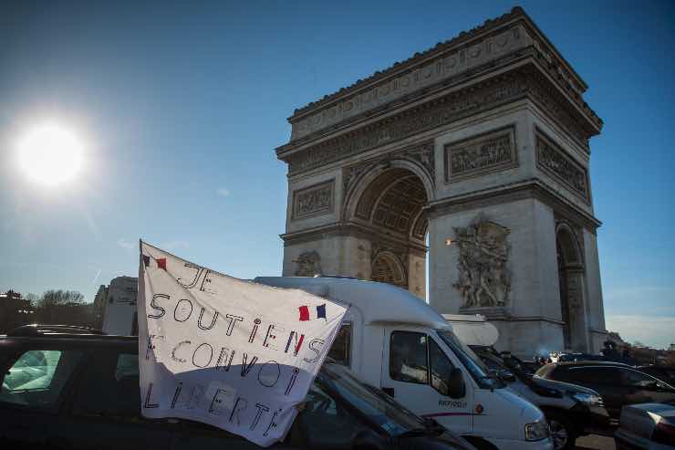 Parigi convoglio della libertà arresti restrizioni Covid 