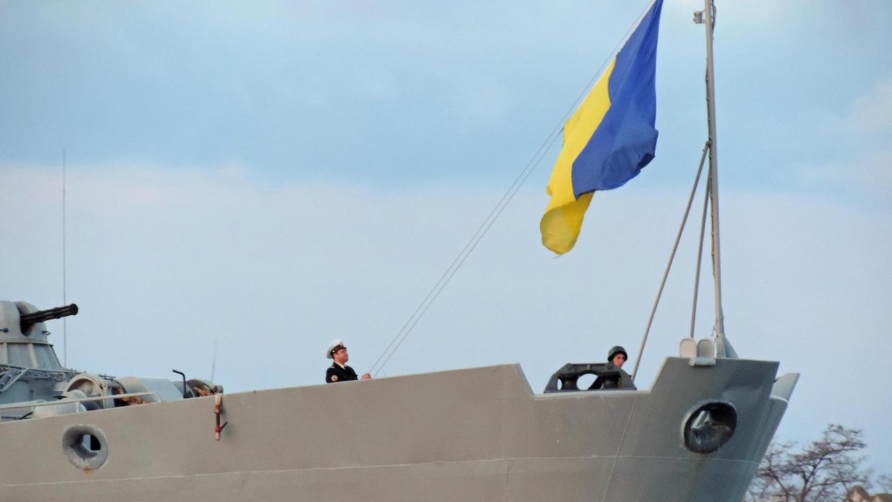 La bandiera ucraina su una nave