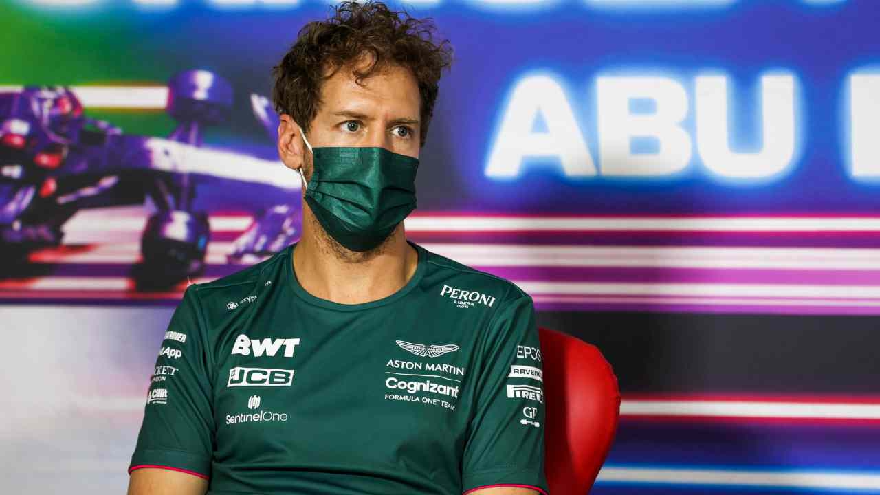 Sebastian Vettel mentre parla in conferenza stampa