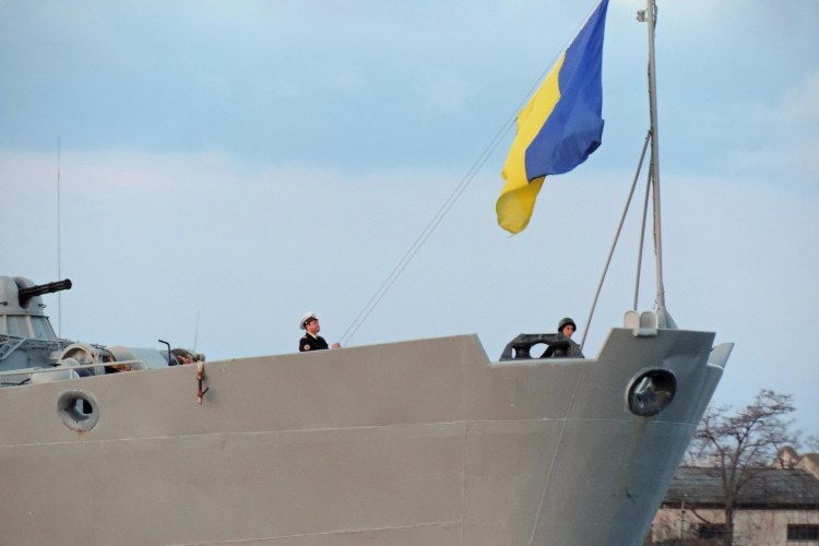 La bandiera dell'Ucraina ammainata