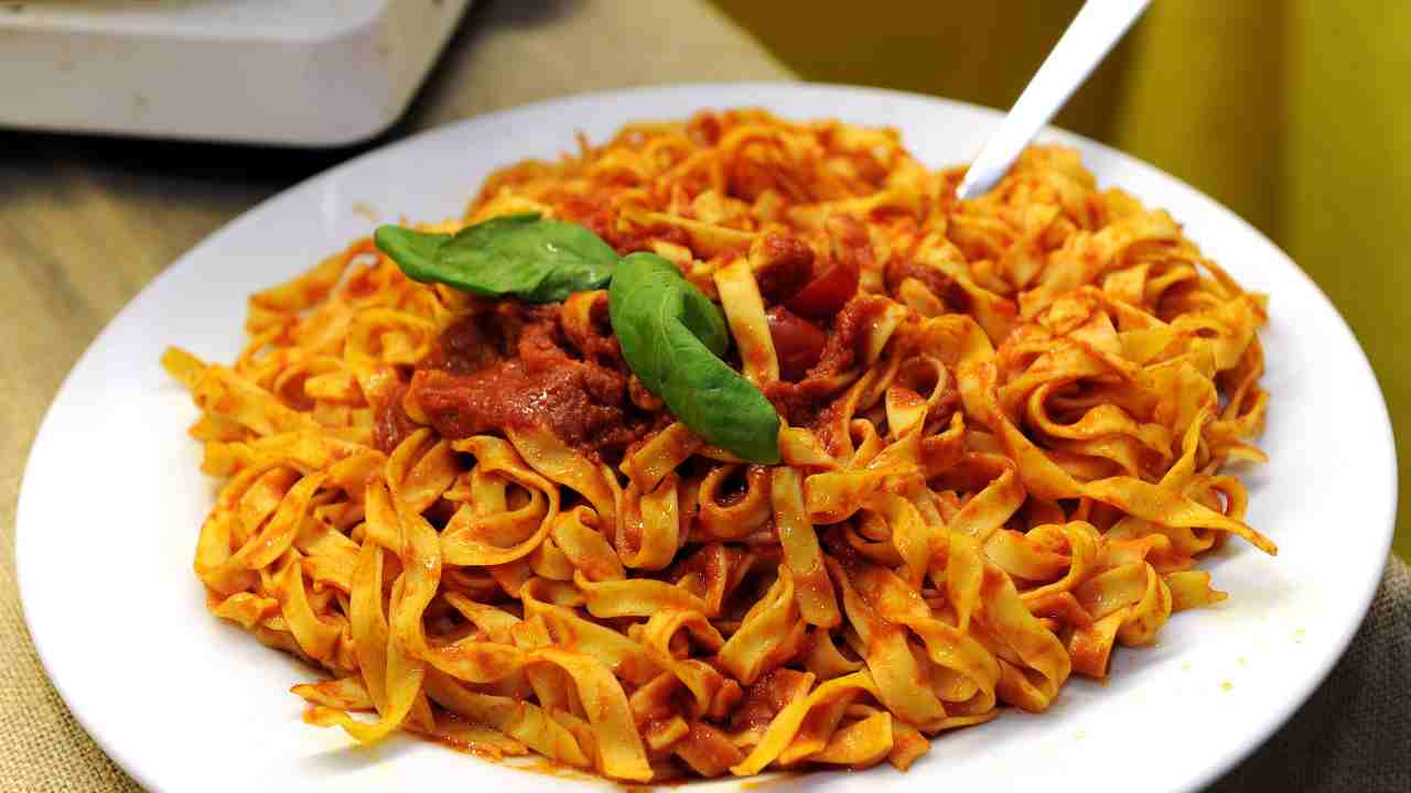 Un piatto con delle fettuccine