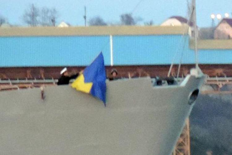 bandiera ucraina in poppa su una nave