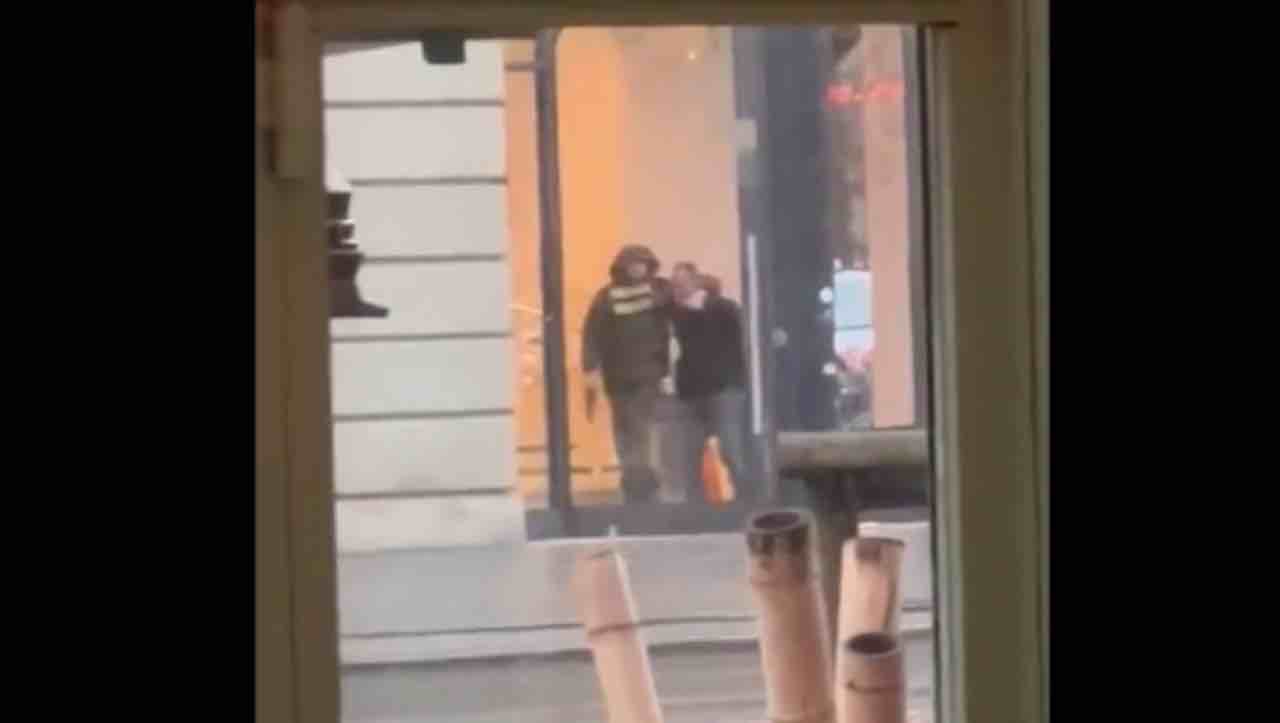 Uomo armato irrompe in un Apple Store di Amsterdam