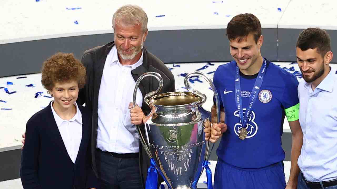 Abramovich con la coppa della Champions League