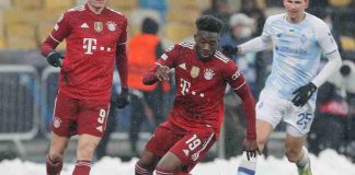 Davies durante un'azione di gioco