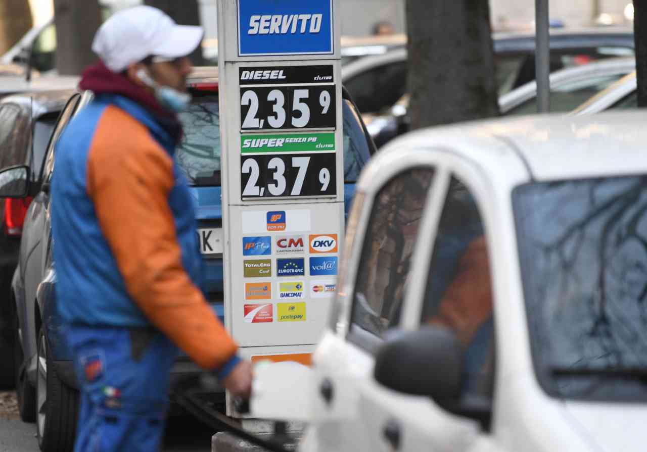 carburanti caro prezzi