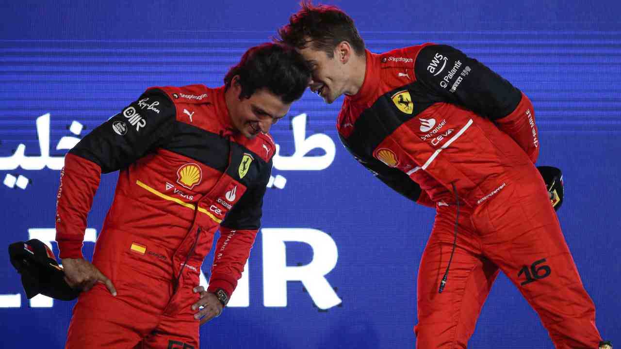 I due piloti della Ferrari sul podio