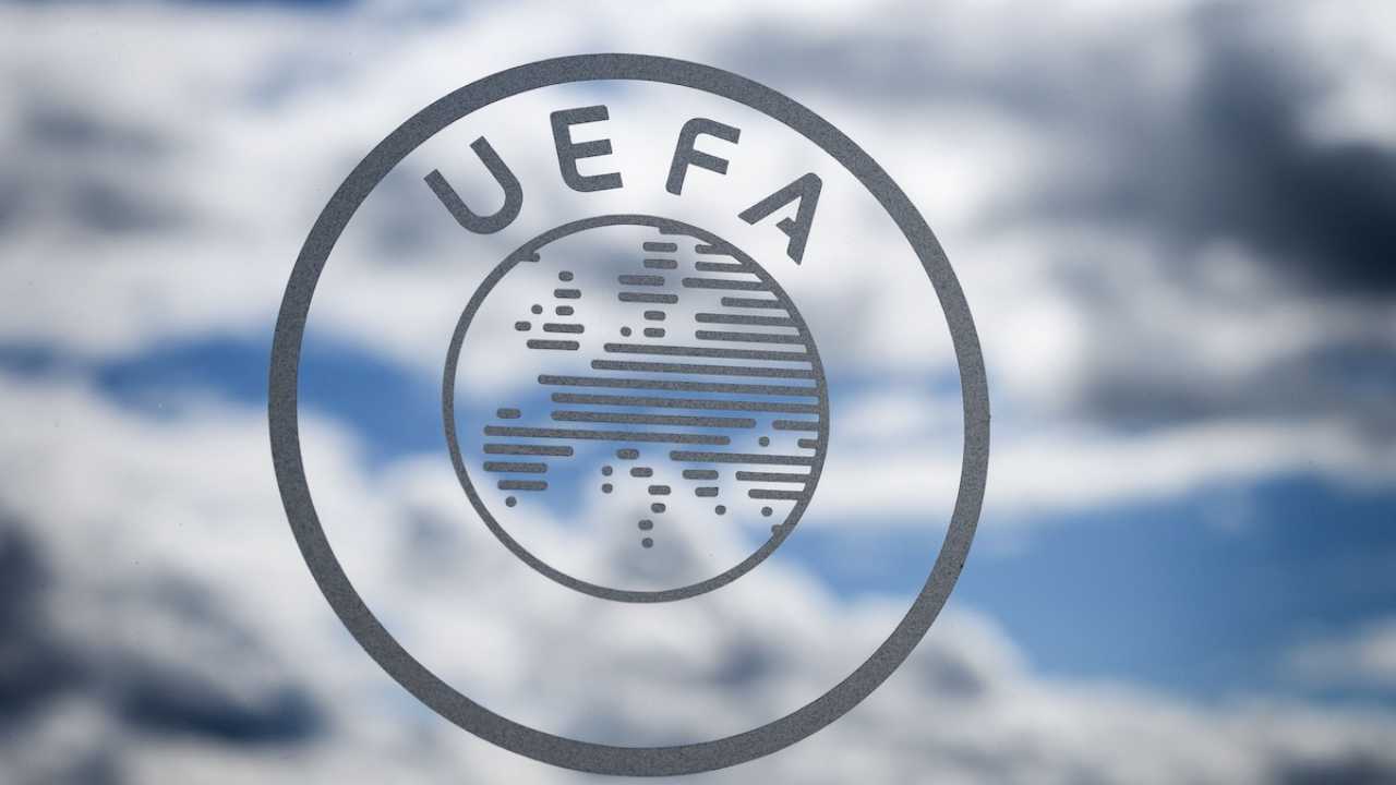 Il logo dell'Uefa con il cielo