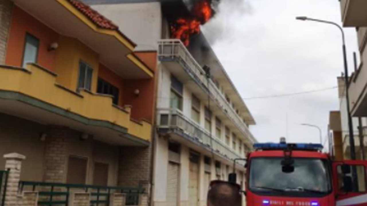 Casa in fiamme e pompieri