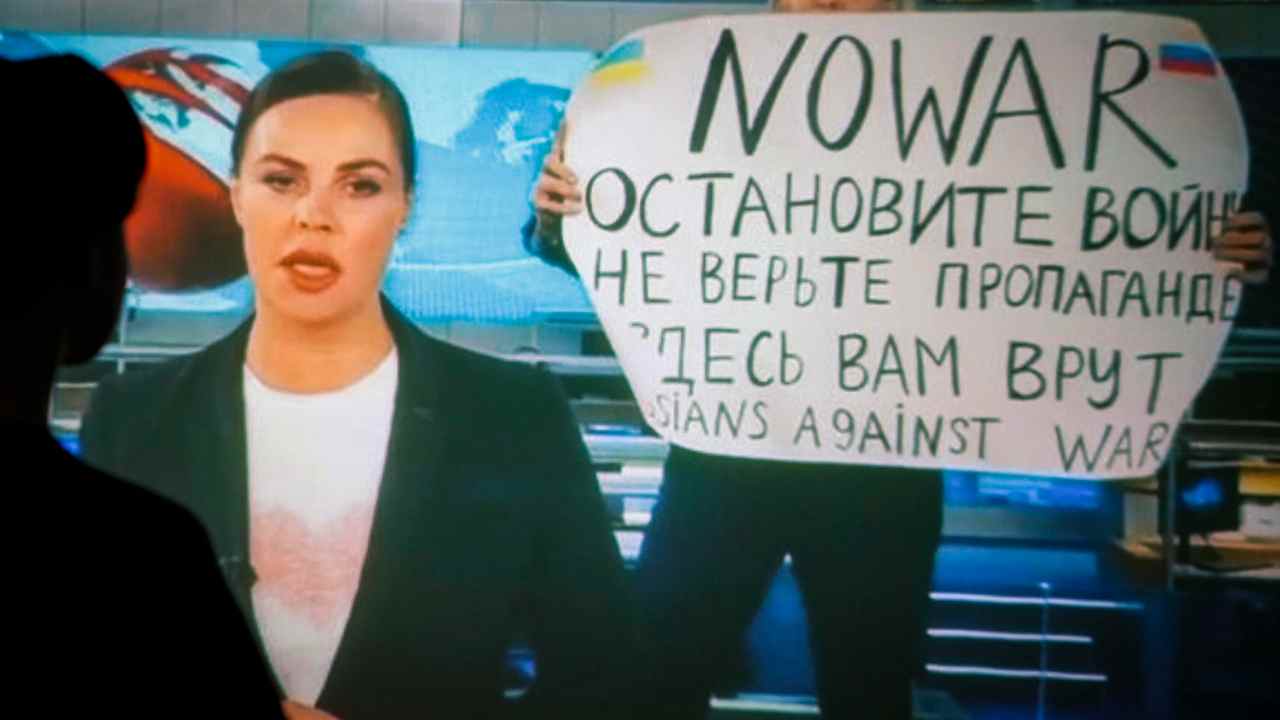 Un'immagine che mostra la protesta della giornalista russa