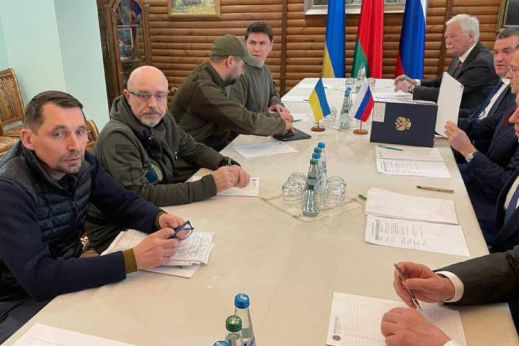 Le delegazioni a colloquio per la guerra in Ucraina