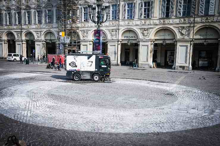 Piazza San Carlo Torino spazzatrice "Ti amo ancora" scritta