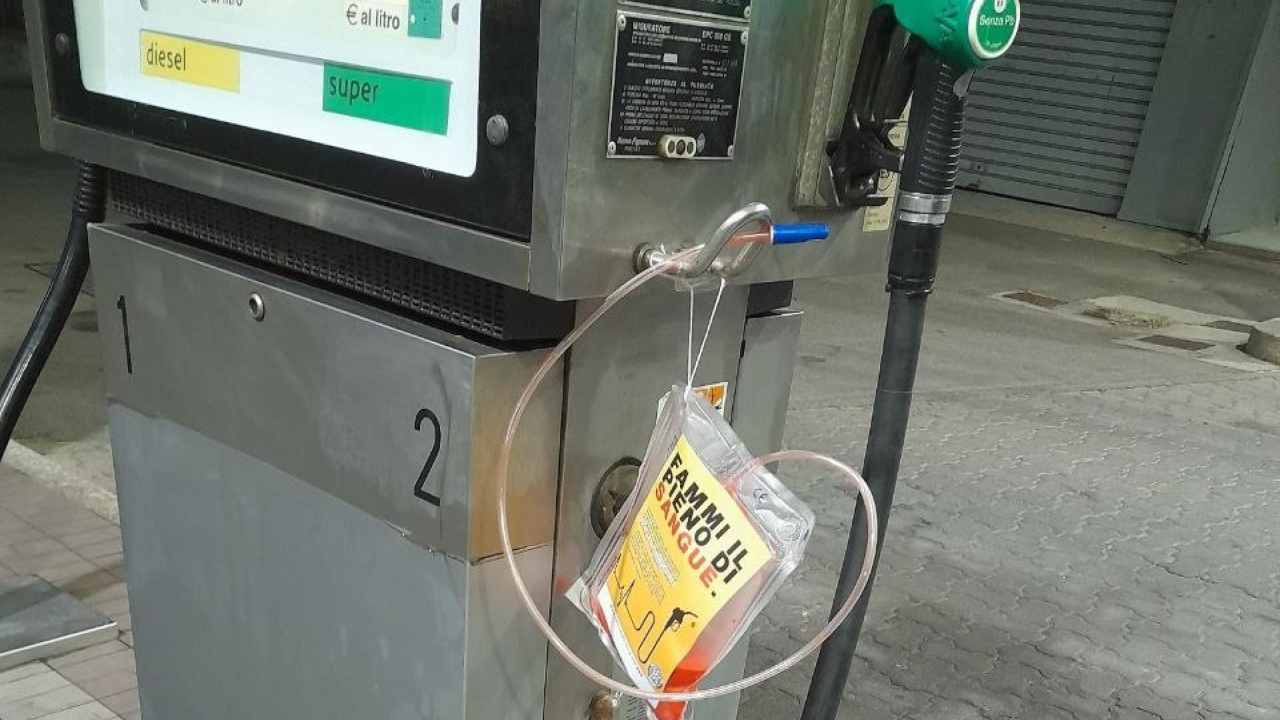 Macabra protesta con sangue per caro benzina