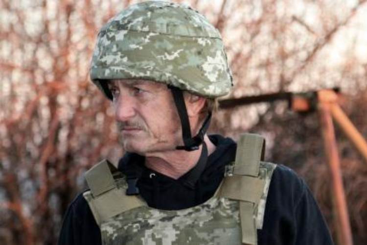 Sean Penn vestito con una divisa mimetica