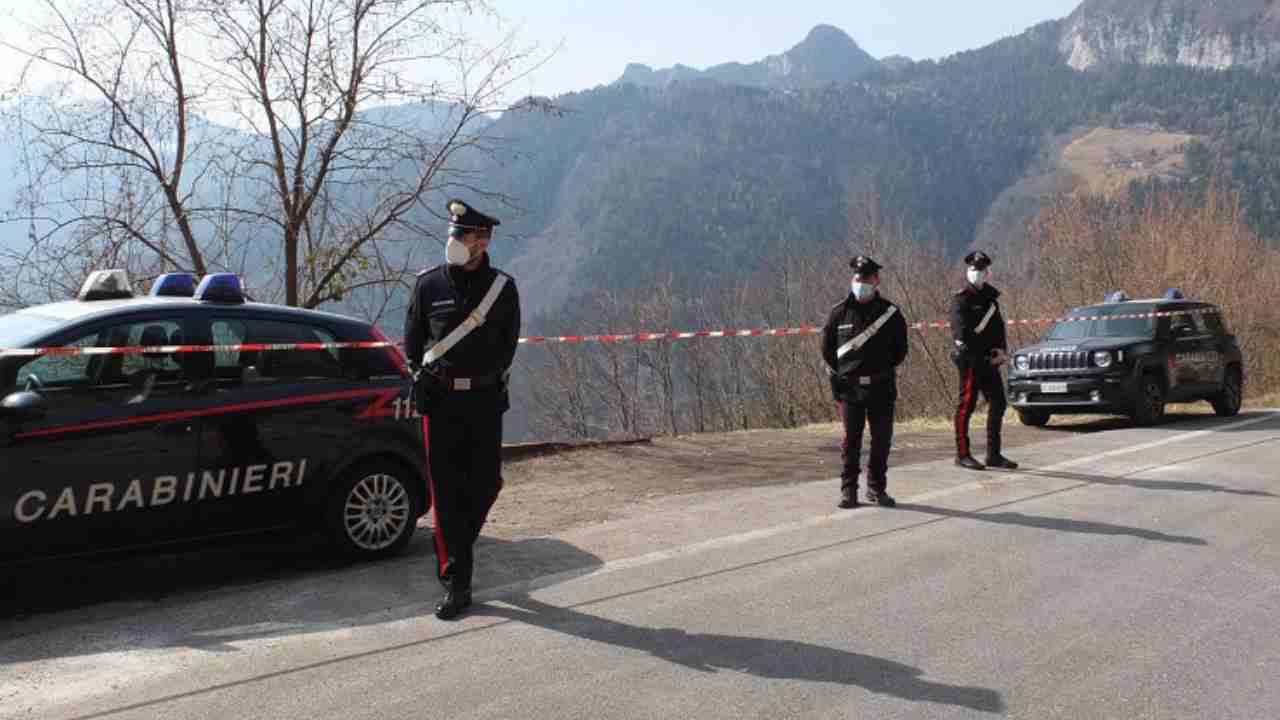 Dei carabinieri vicino al luogo del ritrovamento di un cadavere
