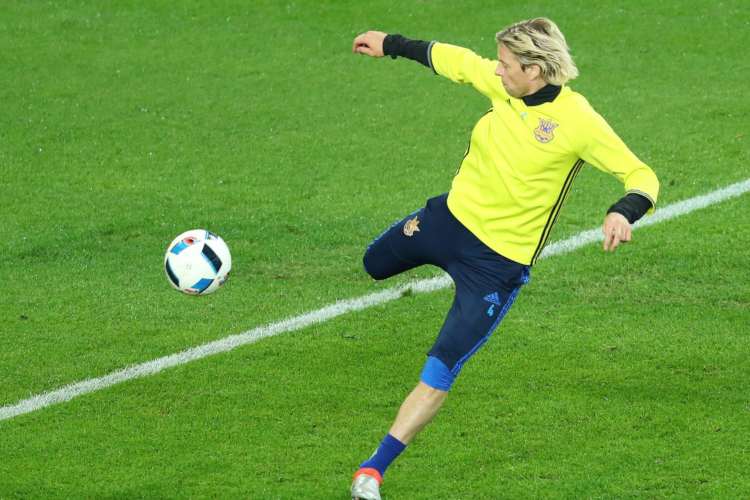 Tymoshchuk durante il riscaldamento di Ucraina-Germania