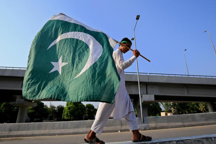 Un'indipendentista porta la bandiera del Pakistan