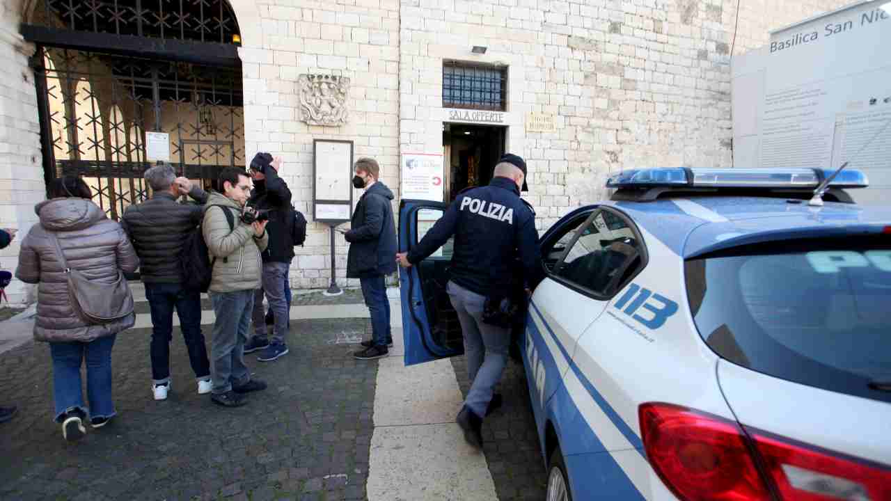 Poliziotto davanti alla Basilica di San Nicola