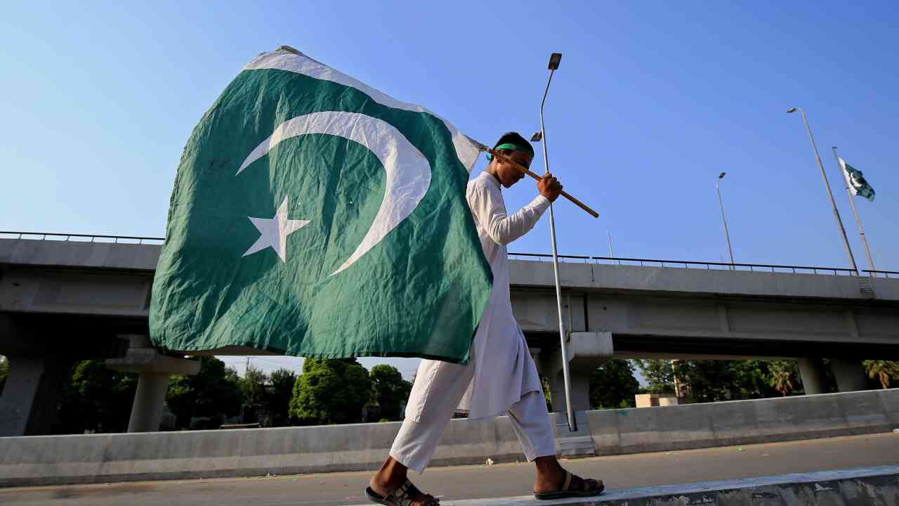 La bandiera del Pakistan portata da un ragazzo