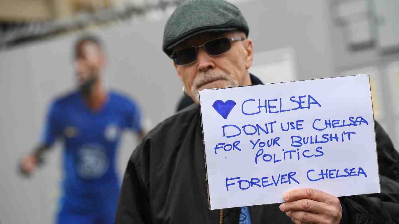 Un tifoso del Chelsea con un cartello