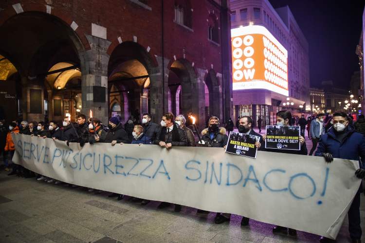 Uno striscione in difesa delle donne