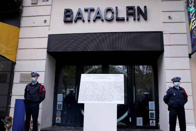 Una targa di fronte all'entrata del Bataclan