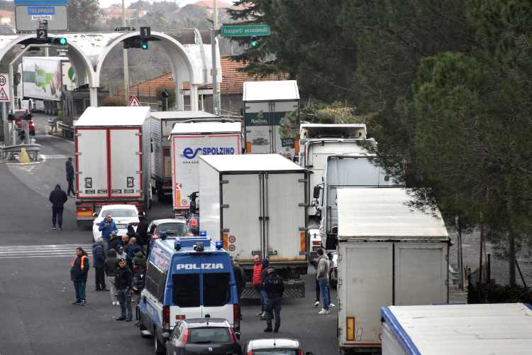 Alcuni tir fermi per uno sciopero