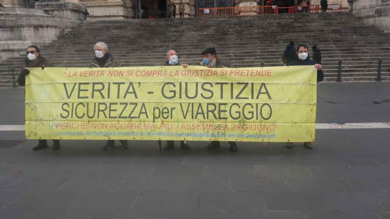 Uno striscione dei familiari delle vittime di Viareggio