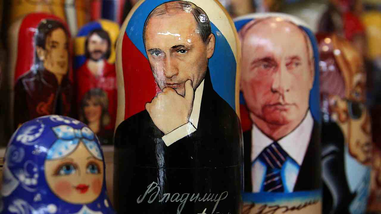 Vladimir Putin disegnato su una Matrioshka
