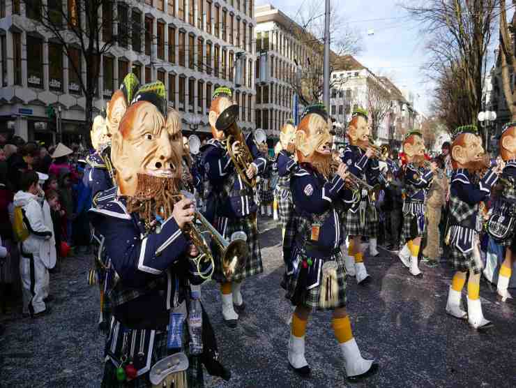 auto su folla carnevale