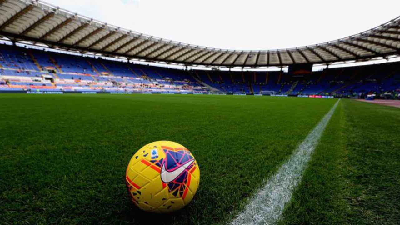 Stadio, crolla una tribuna durante il match