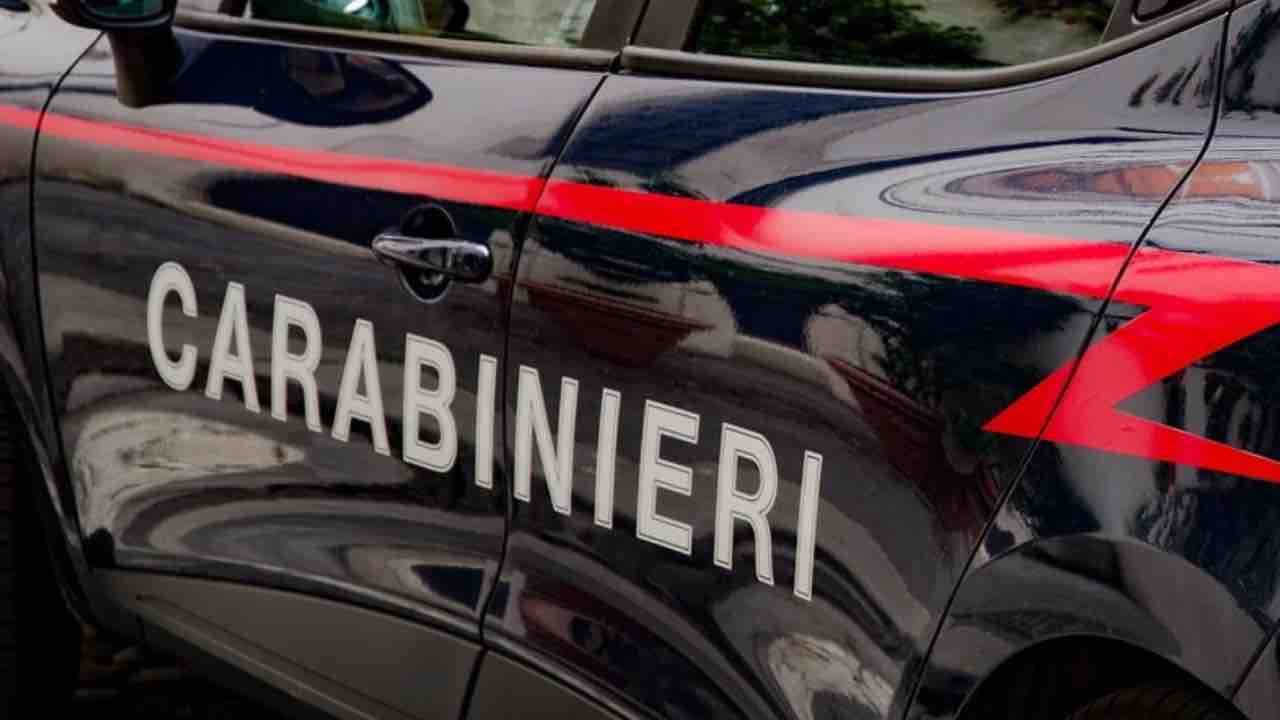 Tenta di uccidere la moglie davanti carabinieri caserma